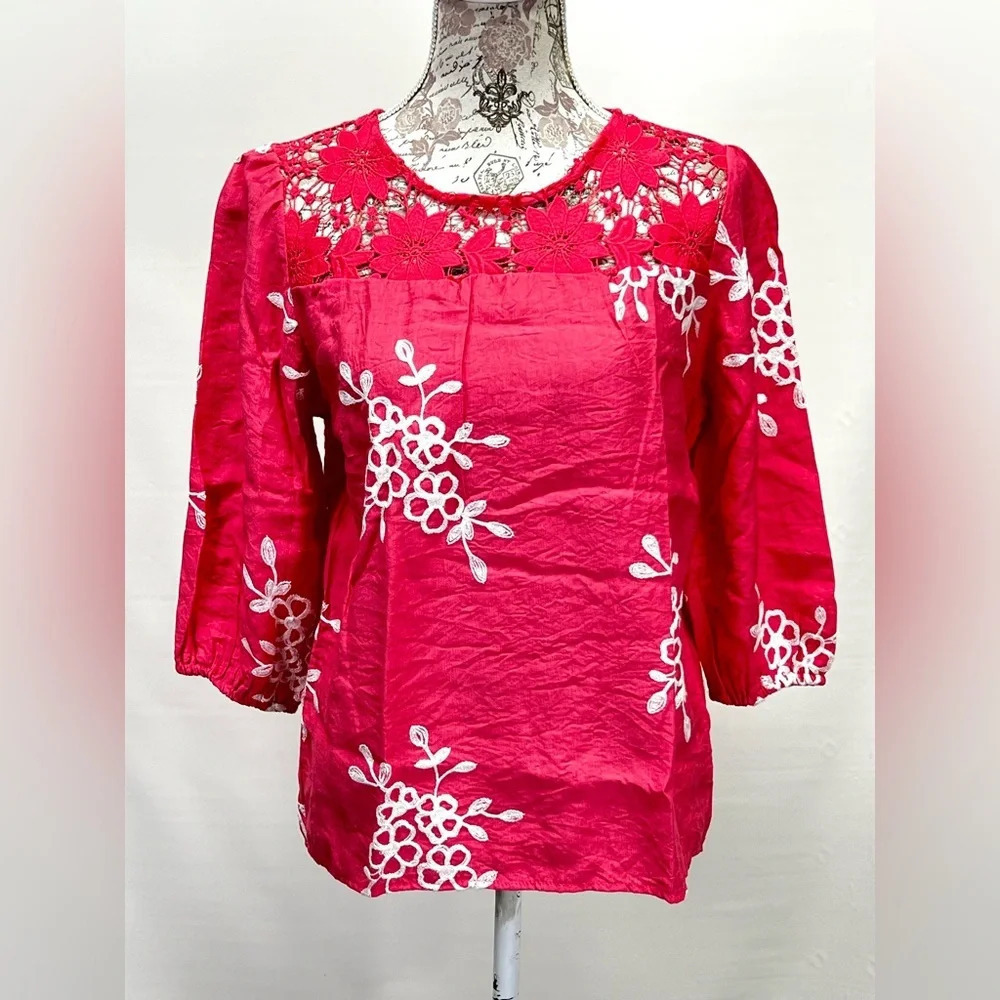 KINDRED‎ Bright coral embroidered floral design top size PM.